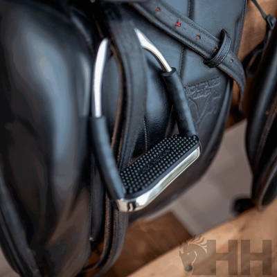 Estribo metálico preto antiderrapante montado em selo de couro preto