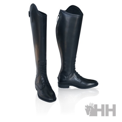 Botas pretas altas de couro com fecho atrás e atacadores decorativos, fundo branco, logótipo HH