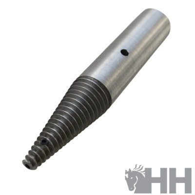 Ferramenta metálica cónica com filetes e furo transversal sobre fundo branco com logótipo HH