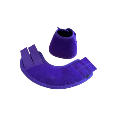 Conjunto de proteções roxas em tecido de neopreno com fechos em velcro.