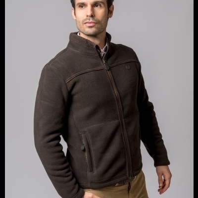 Homem a usar casaco polar castanho escuro com fecho de correr