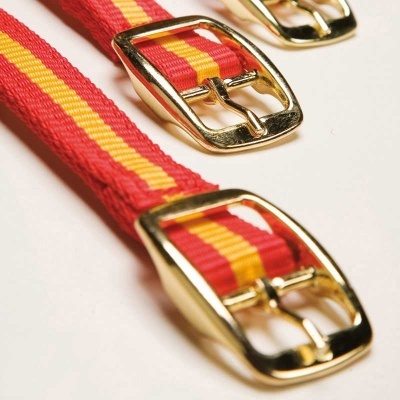 Cintos têxteis vermelhos com riscas amarelas e fivelas douradas