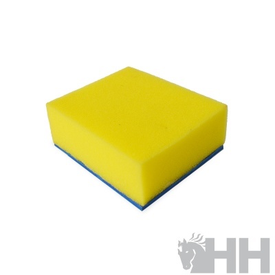 Esponja de limpeza amarelo e azul com textura macia e abrasiva sobre fundo branco