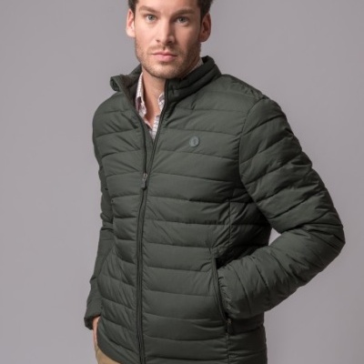 Casaco masculino acolchoado verde escuro com fecho de correr e gola alta