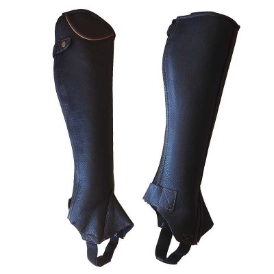 Gaiters pretas em couro sintético com textura e botão