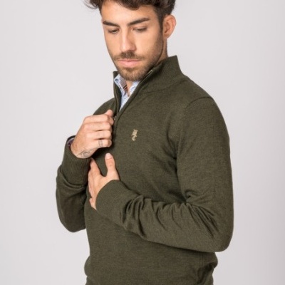Camisola masculina de malha verde-oliva com gola alta e zíper