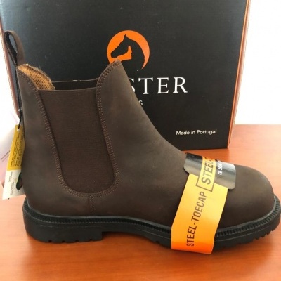 Bota de couro castanha escura com sola preta e etiqueta amarela 'STEEL TOE CAP' à frente de caixa preta