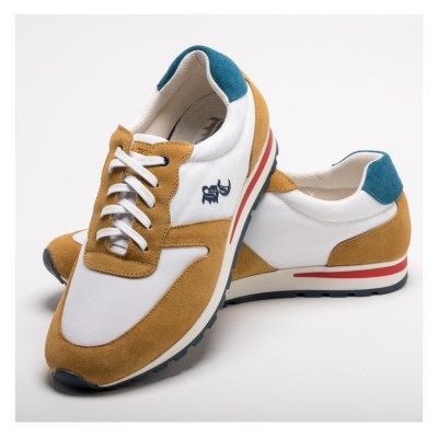 Ténis desportivos branco e amarelo com detalhes azuis e listra vermelha na sola