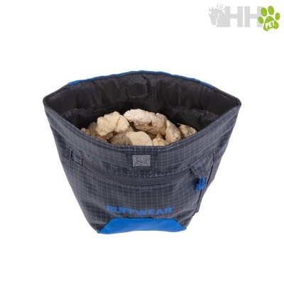 Saco para petiscos de treino para cães cinza e azul com petiscos visíveis