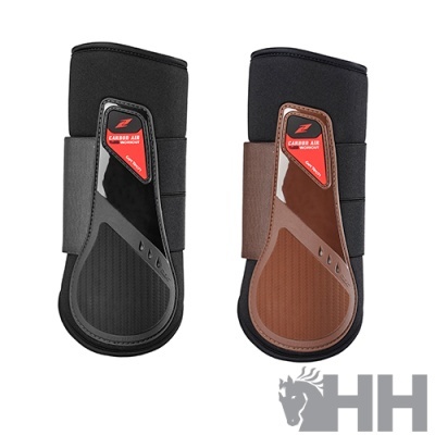 Duas botas protetoras para equitação em preto e castanho