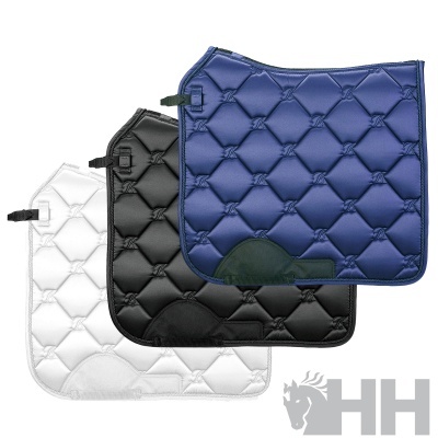 Três mantas para sela acolchoadas em azul, preto e branco com padrão em losangos e logotipo HH