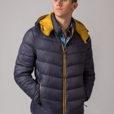 Casaco acolchoado azul escuro com fecho amarelo e interior amarelo no capuz