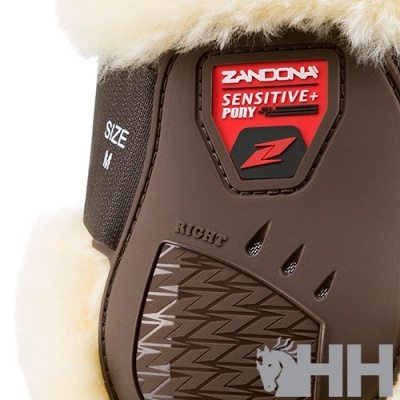Protectores para cavalos castanhos ZANDONA SENSITIVE+ PONY tamanho M com interior de pelo branco