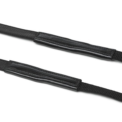 Correia preta com acabamento em material sintético texturizado e reforço acolchoado