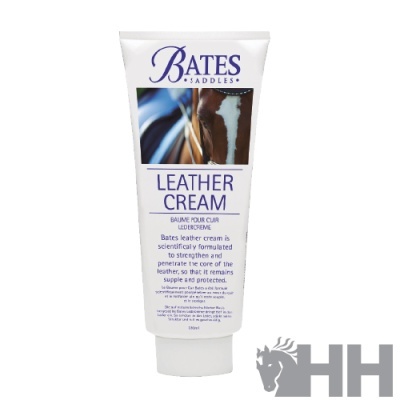 Frasco branco de creme para couro Bates Saddles com texto e imagem de sela de cavalo