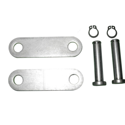Conjunto de peças metálicas prateadas sobre fundo branco