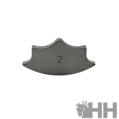 Peça metálica com número 2 gravado e logo HH num canto.