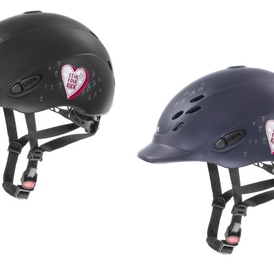 Dois capacetes de bicicleta ou skate preto e azul escuro com autocolante de coração e cintas ajustáveis