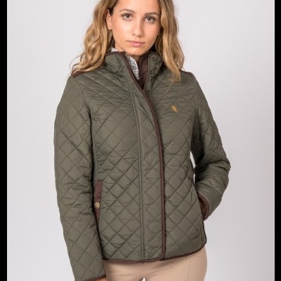 Casaco acolchoado verde-oliva com padrão de losangos e detalhes em marrom