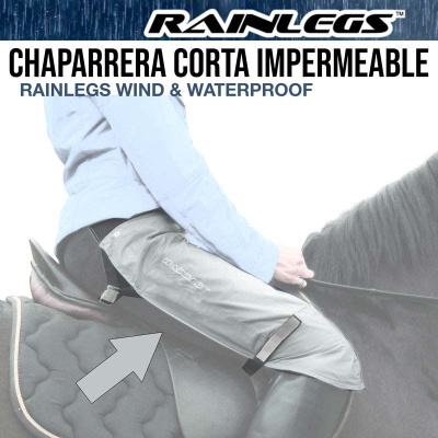 Pessoa a montar cavalo com chaparrera impermeável cinza RAINLEGS