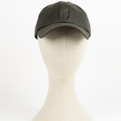 Boné preto numa cabeça de manequim de tecido bege