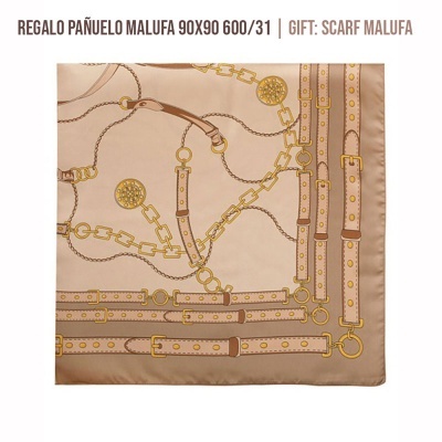 Lenço quadrado Malufa com padrão de correntes e cintos em tons bege e dourado.