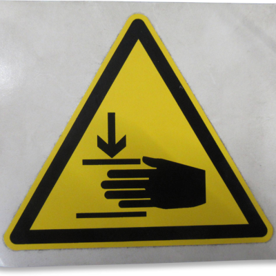 Placa de aviso triangular amarela com mão preta e seta apontando para baixo