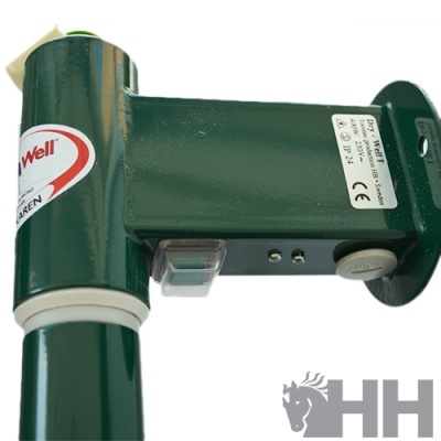 Cilindro metálico verde com etiqueta e botão branco