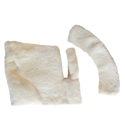 Dois pedaços de tecido branco felpudo com formatos irregulares