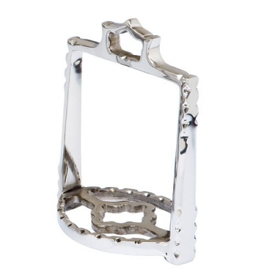 Espora metálica prateada com detalhes serrilhados