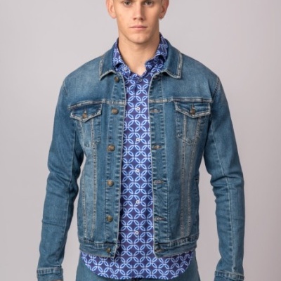 Homem com casaco de ganga azul e camisa azul estampada