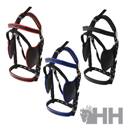 Três arreios para cavalo em preto com detalhes em vermelho, azul e preto