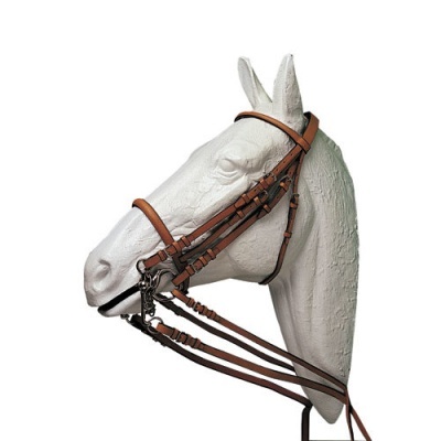 Cabeça de cavalo simulada branca com peitoral de couro castanho