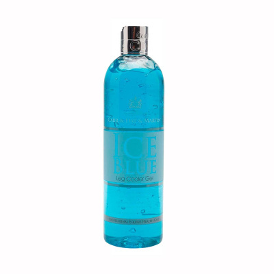 Frasco azul de gel refrescante para pernas com tampa prateada e rótulos cinza