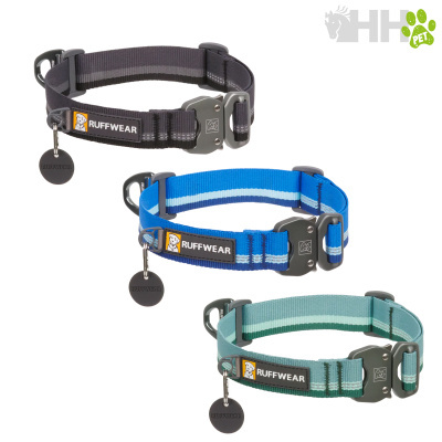 Três coleiras para cães RUFFWEAR em tecido nas cores preta, azul e verde com fecho metálico e pendente.