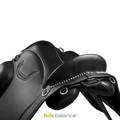 Sela equestre preta detalhada com argolas metálicas sobre fundo branco