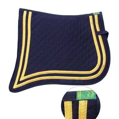 Tapete de sela azul escuro com listas amarelas e etiqueta verde