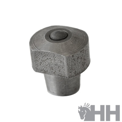 Peça metálica hexagonal com base cilíndrica sobre fundo branco