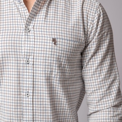 Camisa de homem branca aos quadrados com bolso e bordado castanho