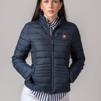 Casaco azul-escuro acolchoado com emblema no peito esquerdo