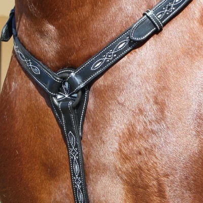 Peitoral em couro preto com costuras brancas num cavalo castanho