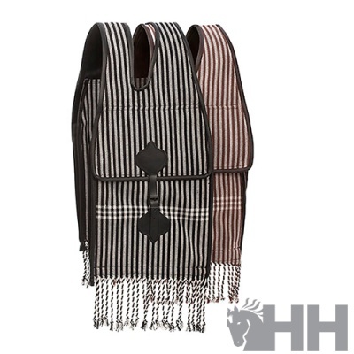 Duas mochilas listradas com franjas e fecho losango preto