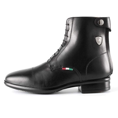 Bota masculina preta de couro com atacadores e emblema metálico