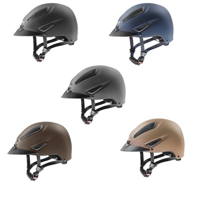 Cinco capacetes de bicicleta de várias cores com viseira e ventilação