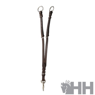 Tiras de pele castanha com argolas metálicas e fecho pendente sobre fundo branco