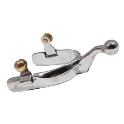 Esporas de metal prateado com detalhes dourados em fundo branco