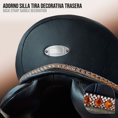 Adorno decorativo traseiro para sela em couro preto com pedras laranja e brancas.