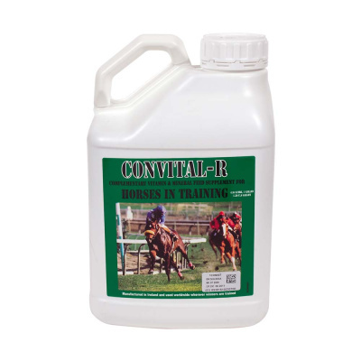 Recipiente branco para suplemento vitamínico e mineral para cavalos em treino com rótulo verde e imagem de cavalos a correr.