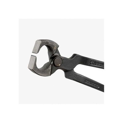 Alicate em metal preto com mandíbulas serrilhadas abertas