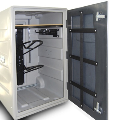 Cofre de segurança aberto com prateleiras e correias na porta